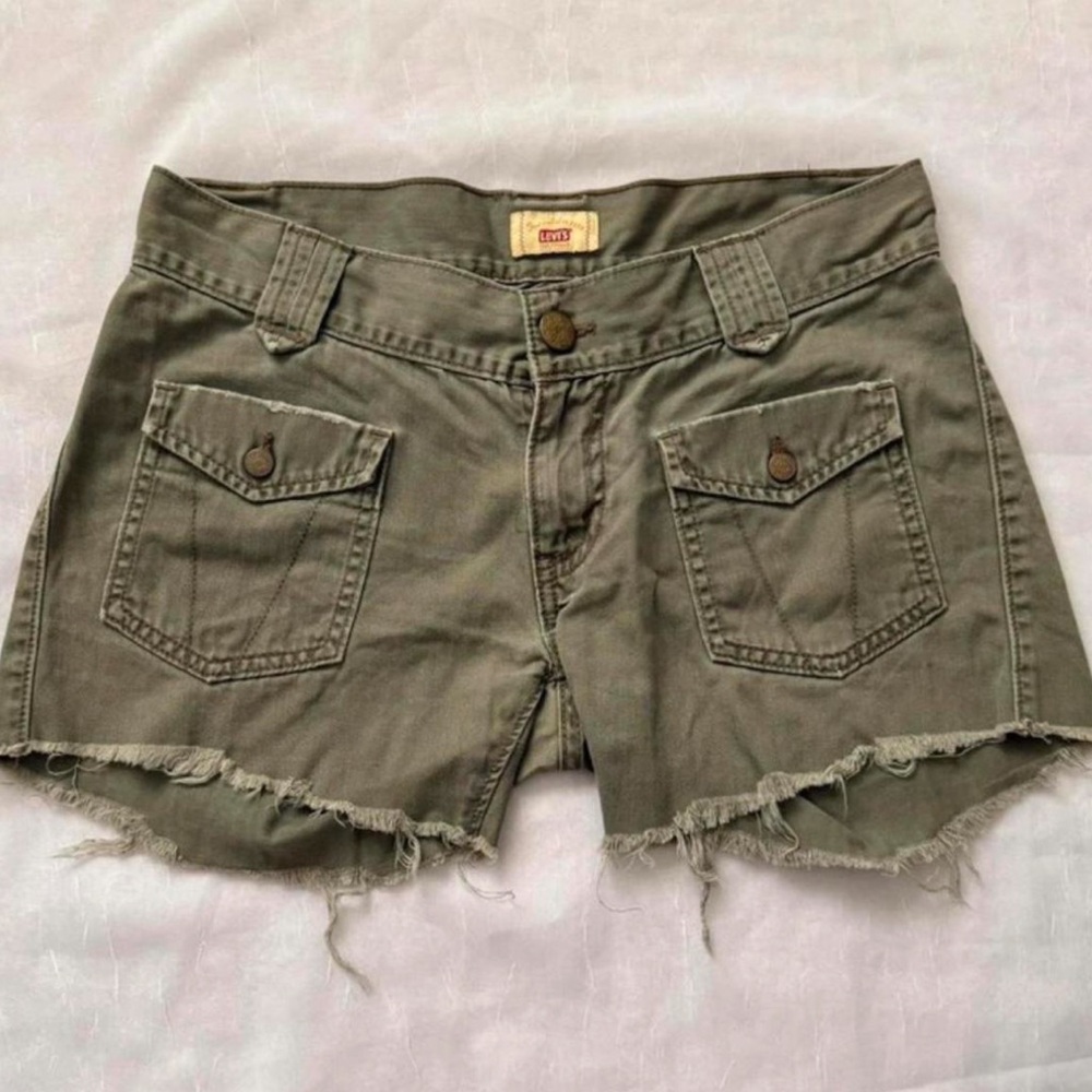 Levi's Lowrise Women's Khaki Frayed Cargo Shorts (SIZE 7)